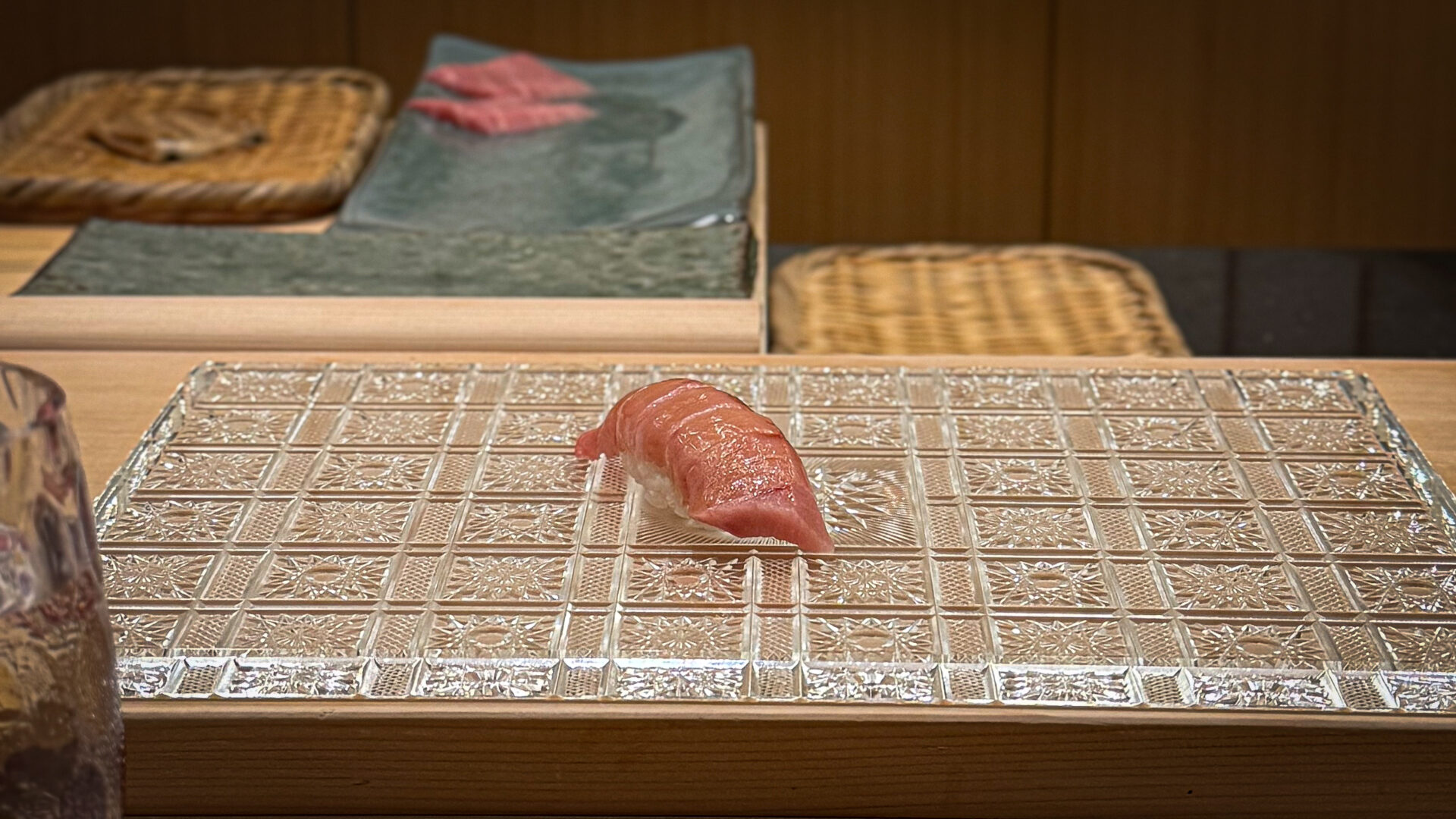 青空(はるたか)のカウンターと中トロの握り