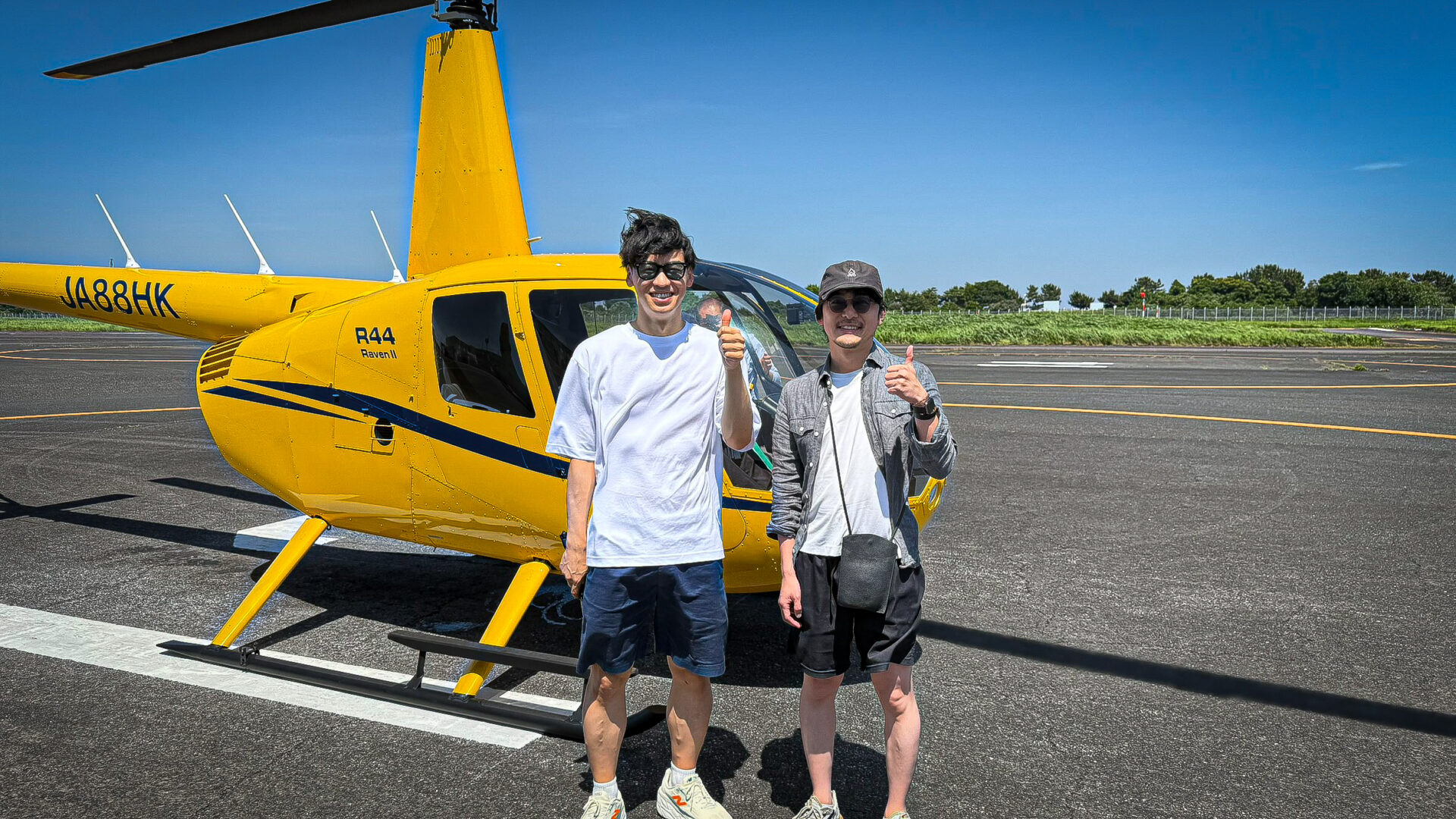 東京ヘリポートでR44ヘリの前に立つ2人