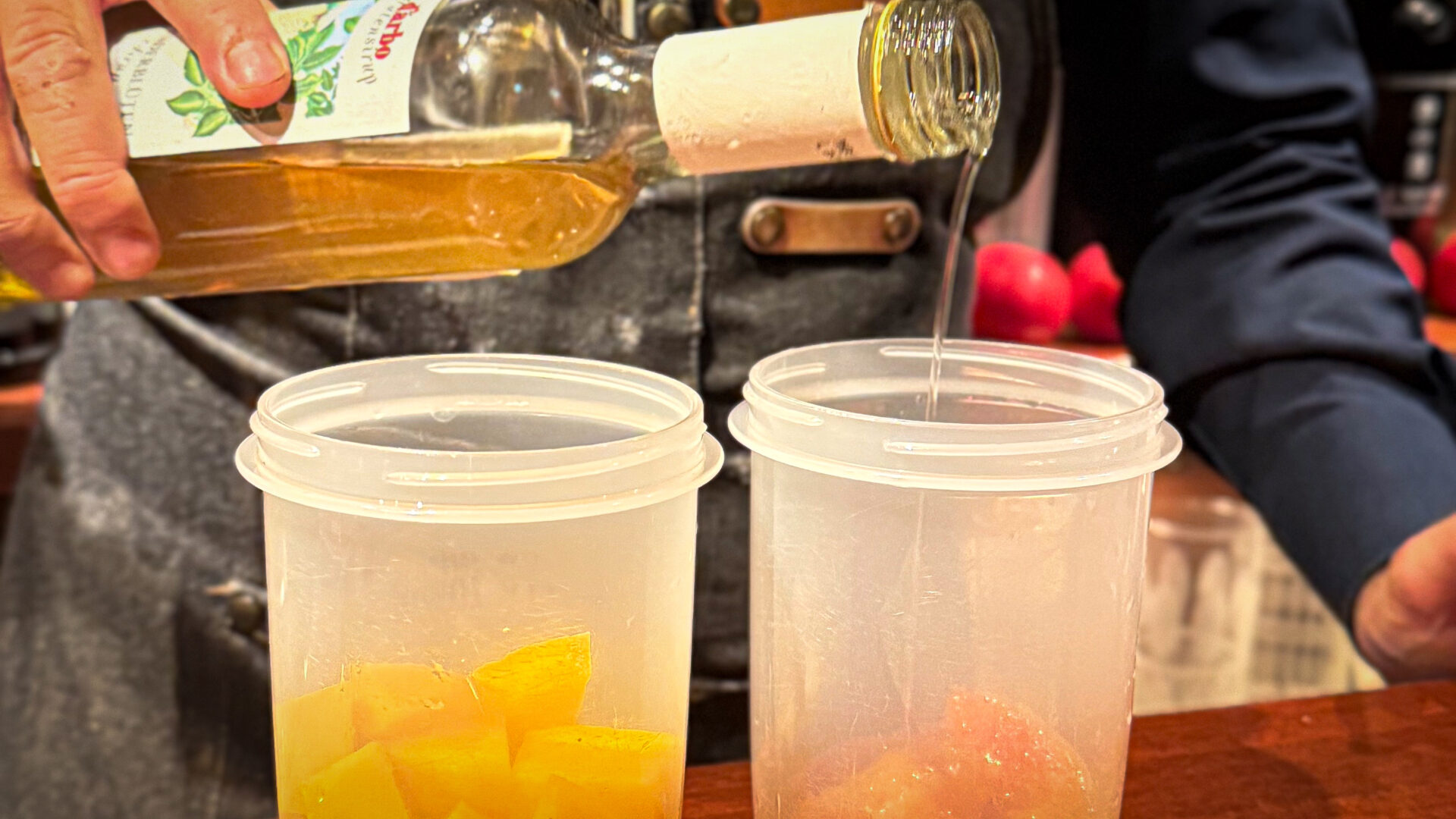 バー月華のフルーツプレートとカクテル