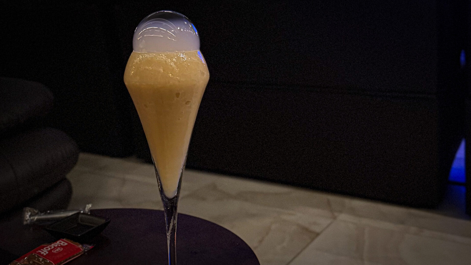 シーシャバーenmaのカクテルとスモークバブル