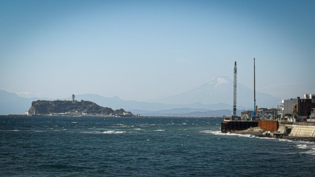 海沿いから見える江の島と富士山
